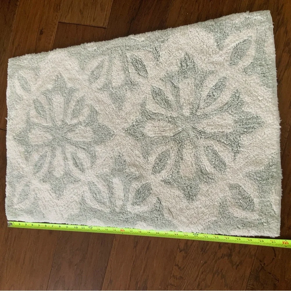 Elegant Floral Bath Mat - White and Green